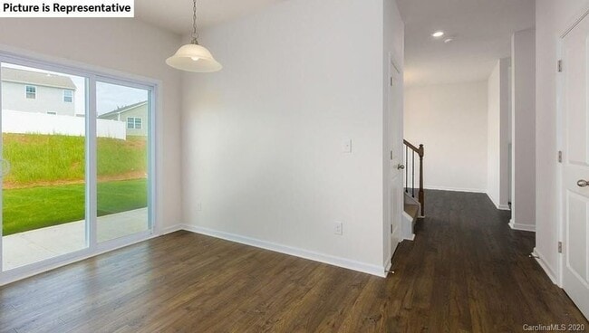 Photo - 154 Calderdale Ln