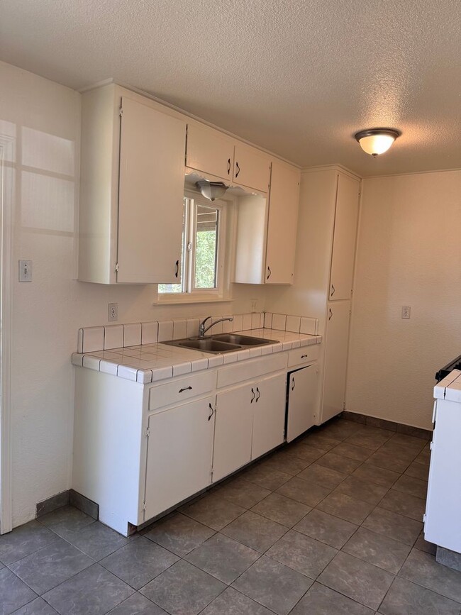 Photo - 4 Bedroom 2 Bath Ranch Style Home in Lemoore