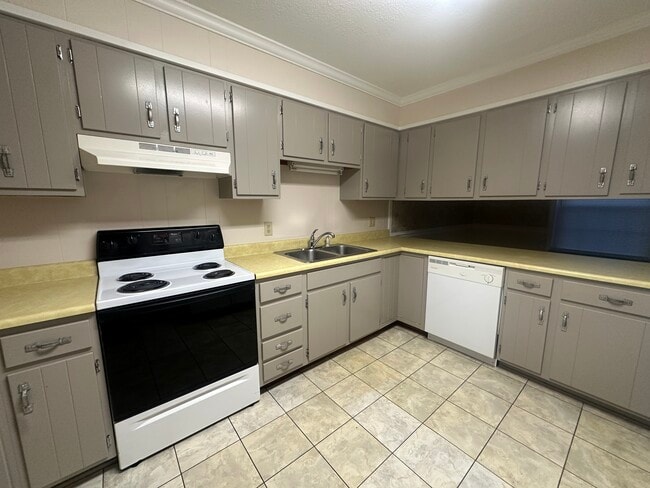 Building Photo - 103 Skyview Dr Unit Apt 4