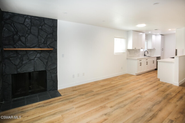 Photo - 10843 Blix St