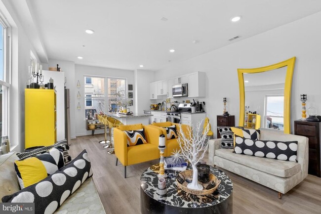 Building Photo - 2352 W Thompson St Unit 2F