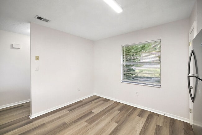 Photo - 202 Fernwood St