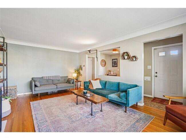 Photo - 901 W 61st St