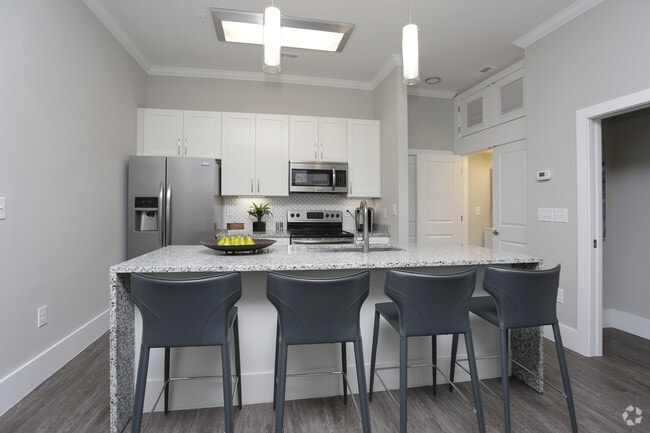 2BR, 2BA - 1070SF - Kitchen