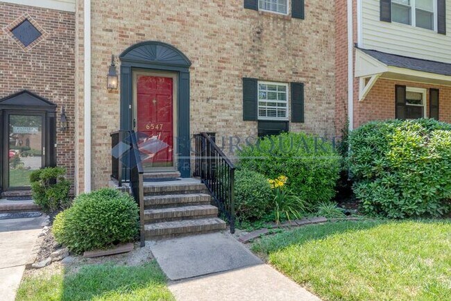 Building Photo - Spacious Townhome with Wood-Burning Fireplace, Large Deck & Storage Room , Convenient North Ridge... Unit o