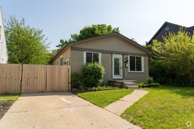 Building Photo - 1517 Pearson St Rental
