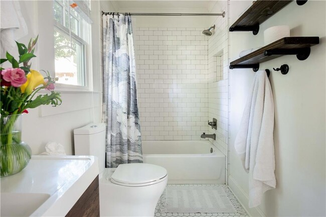 Photo - 352 Sinclair Ave NE