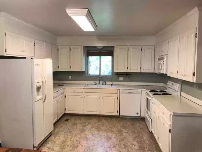 Photo - 418 Longest Rd