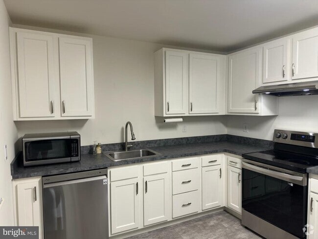 Building Photo - 131 Roosevelt Blvd Rental