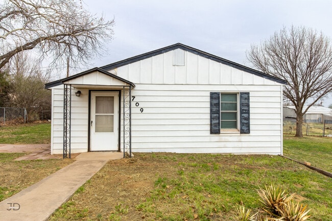 Building Photo - 709 E 1st St