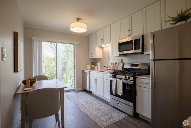 2BR, 1BA - 950SF