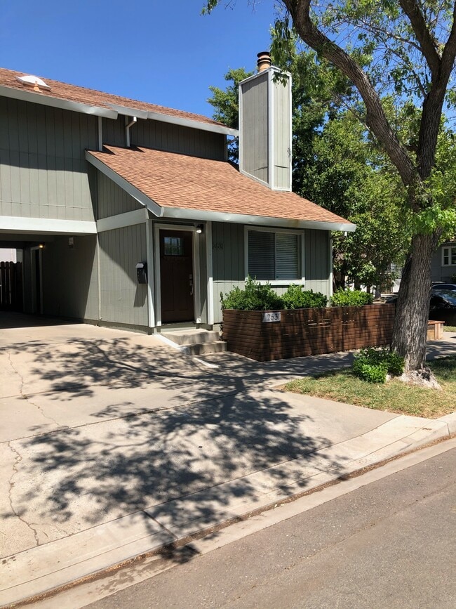 Photo - 2631-2631 V St