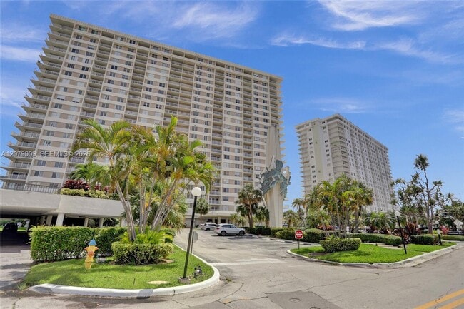 Building Photo - 300 Bayview Dr Unit PH10