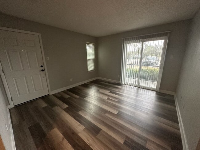 Photo - ** Move in Special HALF off your first months rent** FABULOUS 2 Bedroom/1 Bath Condo!!