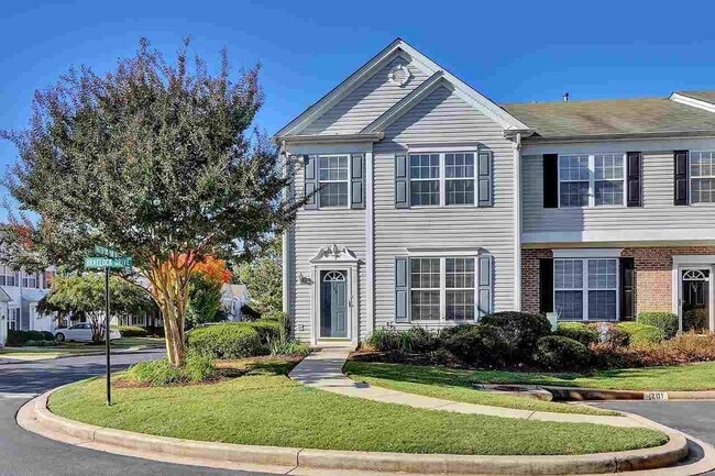 3 Bedroom Townhome off Pelham Road - 3 Bedroom Townhome off Pelham Road