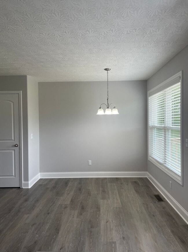 Photo - 560 Labrador Dr