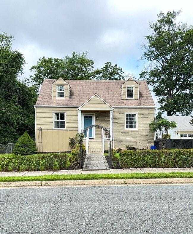 Charming Bungalow in the Heart of Fairfax ... - Charming Bungalow in the Heart of Fairfax ... House