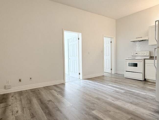 Photo - 1188 Wyandotte St E Unit 4