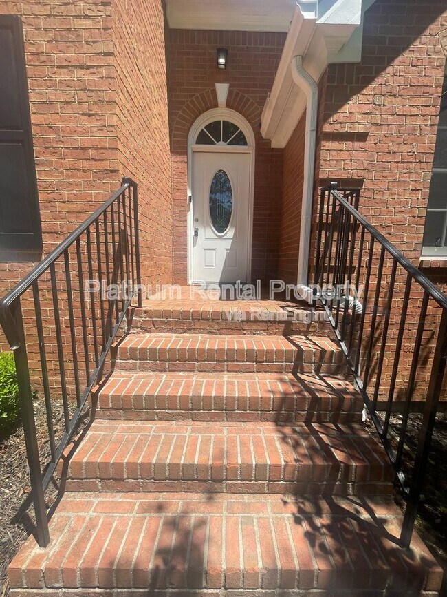 Photo - 120 Colonnade Ave SW