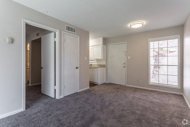 1BR, 1BA - 470SF