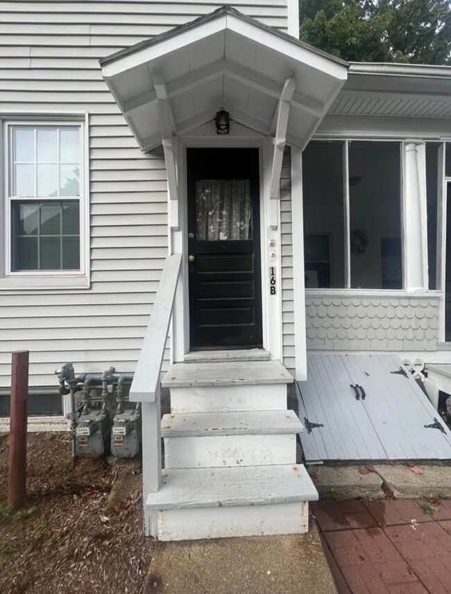 Side Entry - 16 Chapel St Unit B