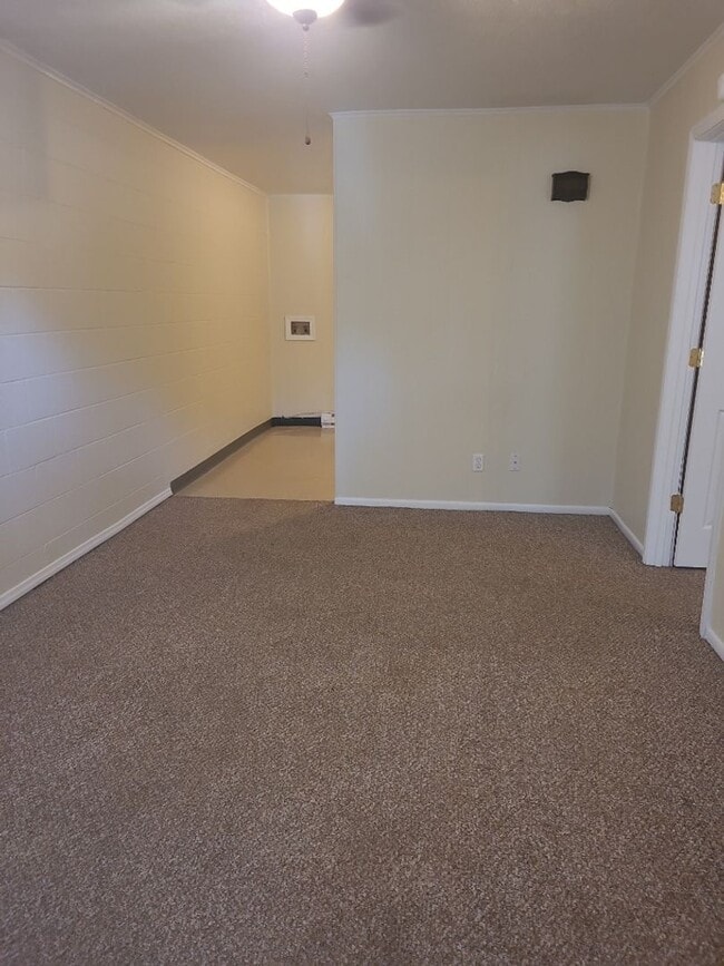 Building Photo - Montgomery Apartments Unit 17