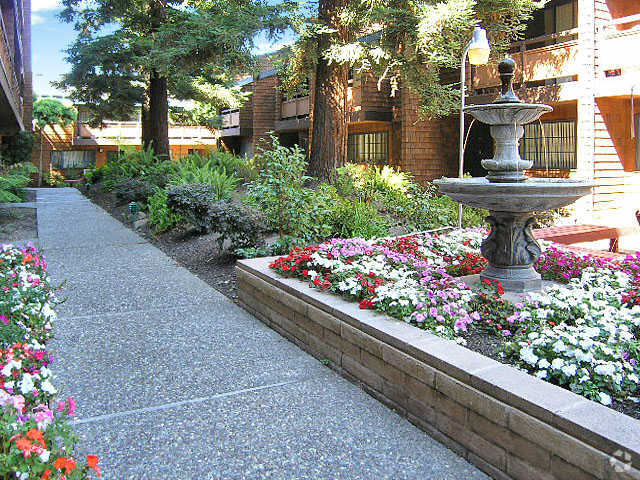Courtyard - Ashland Garden Apartments
