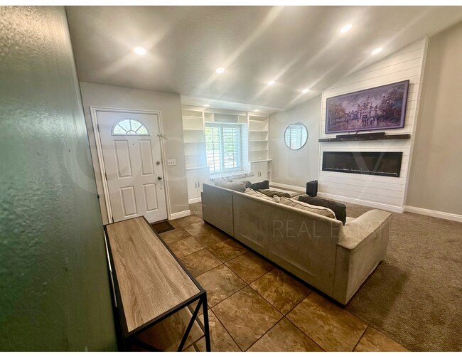 Photo - 787 W Vahe St