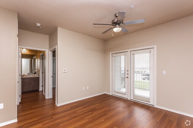 1BR, 1BA - 685SF Living Room