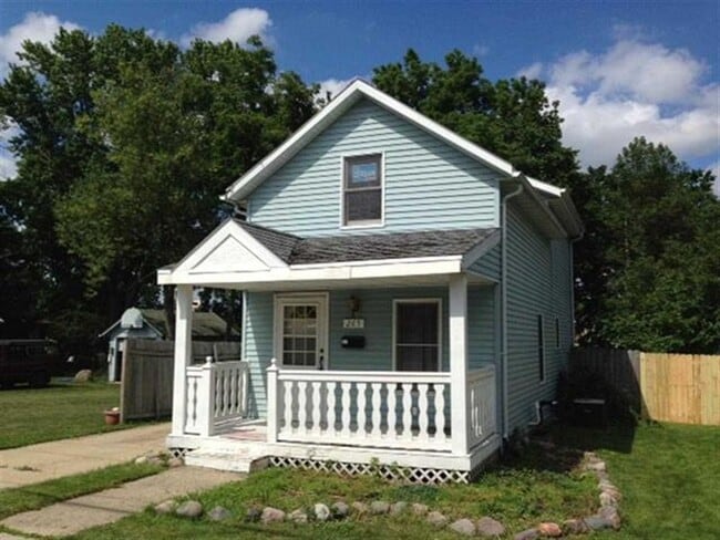 Building Photo - Cute 2 Bedroom House