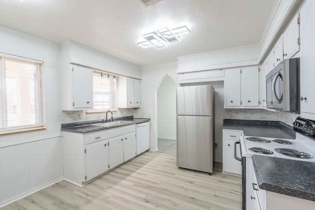 Photo - Bright and clean 3 bedroom home!