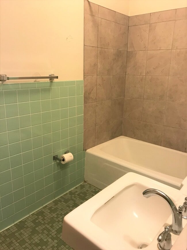 Photo - 2BR/1BA - East Campus - Stone's throw to Class! Water Included! Unit 102
