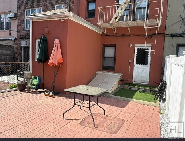 Building Photo - 32 STREET