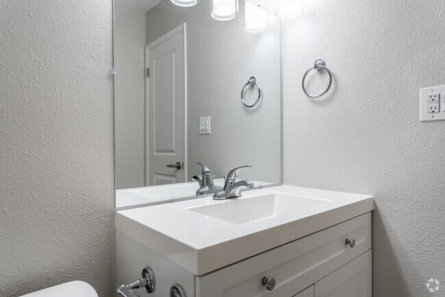 1BR, 1BA - 590 SF