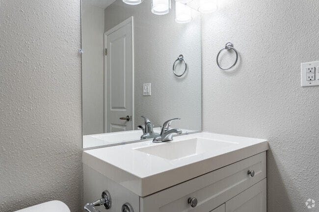 1BR, 1BA - 590 SF - 2121 Multnomah