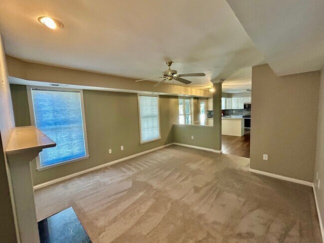 Photo - MOVE IN NOW OCTOBER RENT FREE -Spacious 4 ...