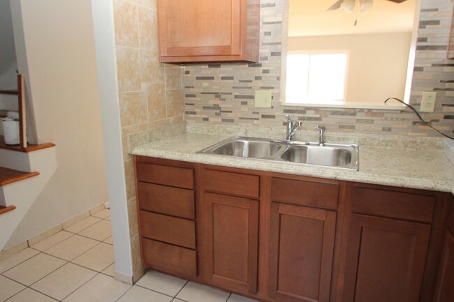 Photo - OXFORD COURT APARTMENTS -- 054