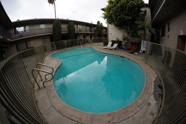 Piscina - 334 S. Hobart Blvd