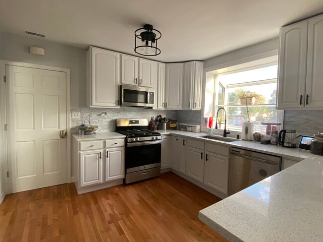 Building Photo - 3719 N Newcastle Ave Unit 2