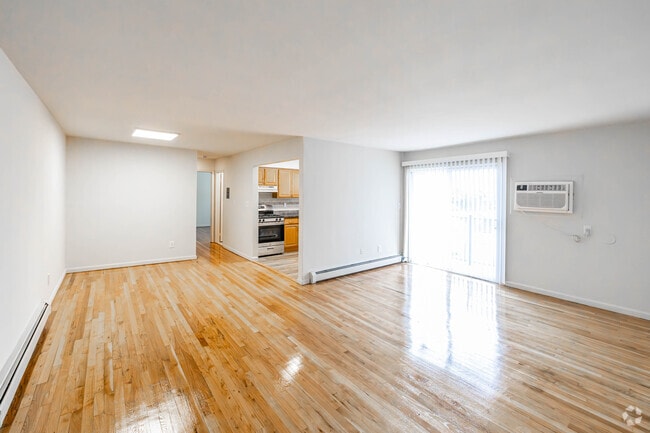 1BR, 1BA w/Basement - 950SF - Living Room