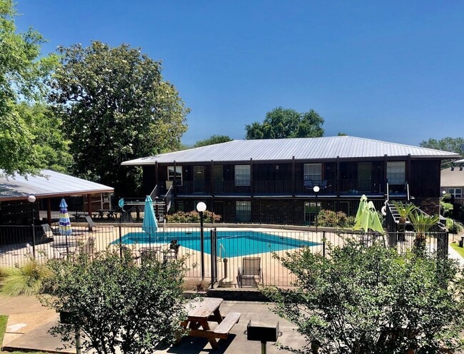 Building Photo - Spacious 1 Bedroom Unit Penthouse Gardens- 1550 East 2nd Street