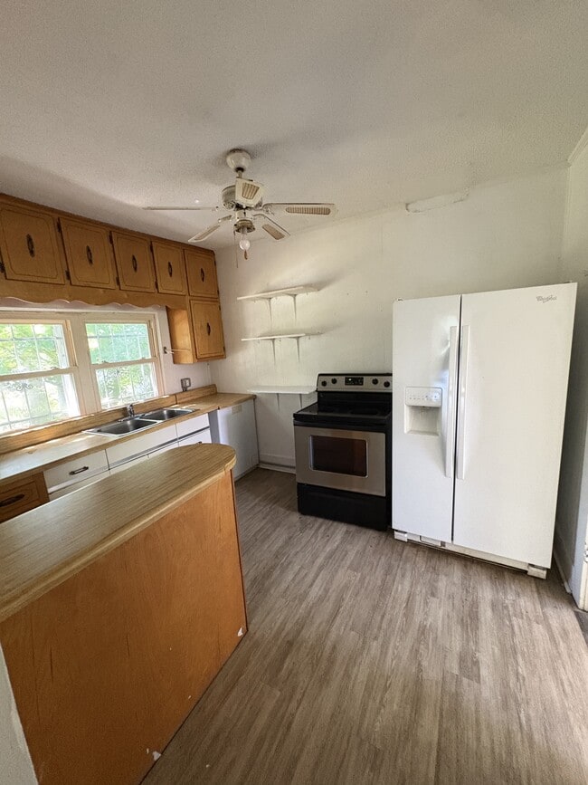 Photo - 715 Larkin Ave