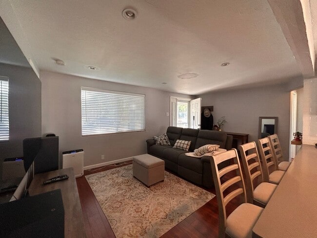 Photo - 1571 W Cedar Ave