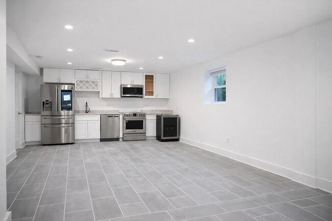 Photo - 1633 Kalmia Rd NW