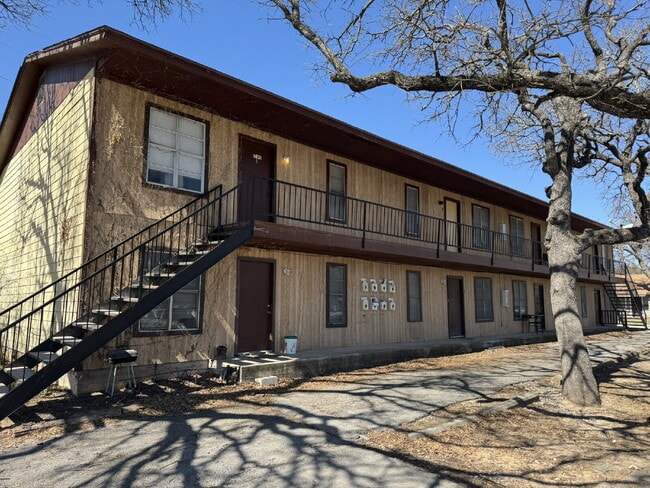 Building Photo - Move in Ready 2 bedroom 1 bath apartment -... Unit Apt 3