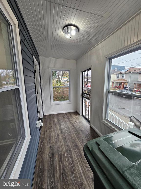 Photo - 909 45th Pl NE