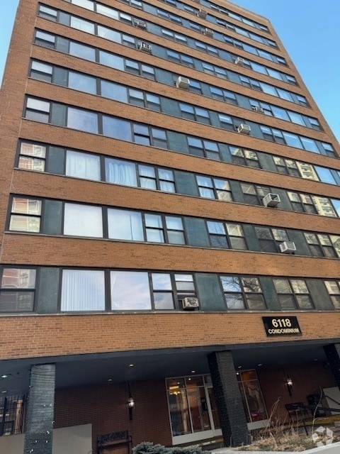 Building Photo - 6118 N Sheridan Rd Rental