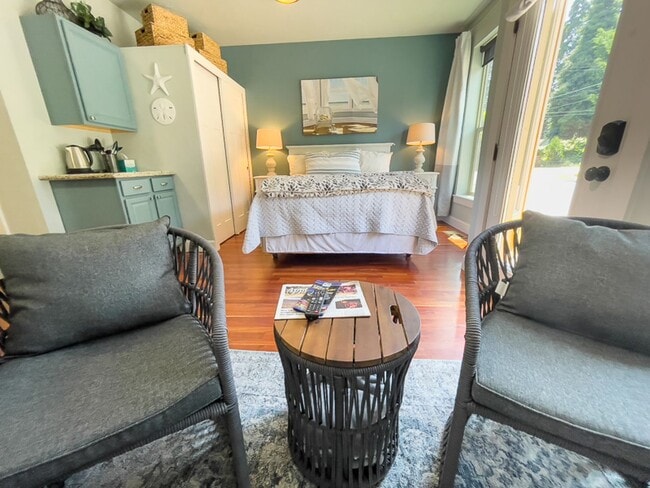 Photo - Parkside Suite: Fully Furnished Modern Studio in the Heart of Jacksonville $300 Utility Fee