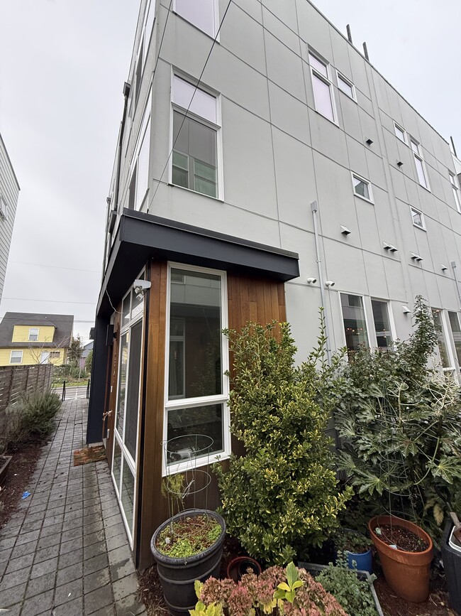 Building Photo - 2320C 15th Ave S