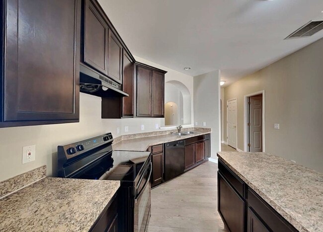 Photo - 466 Greyhawk Way